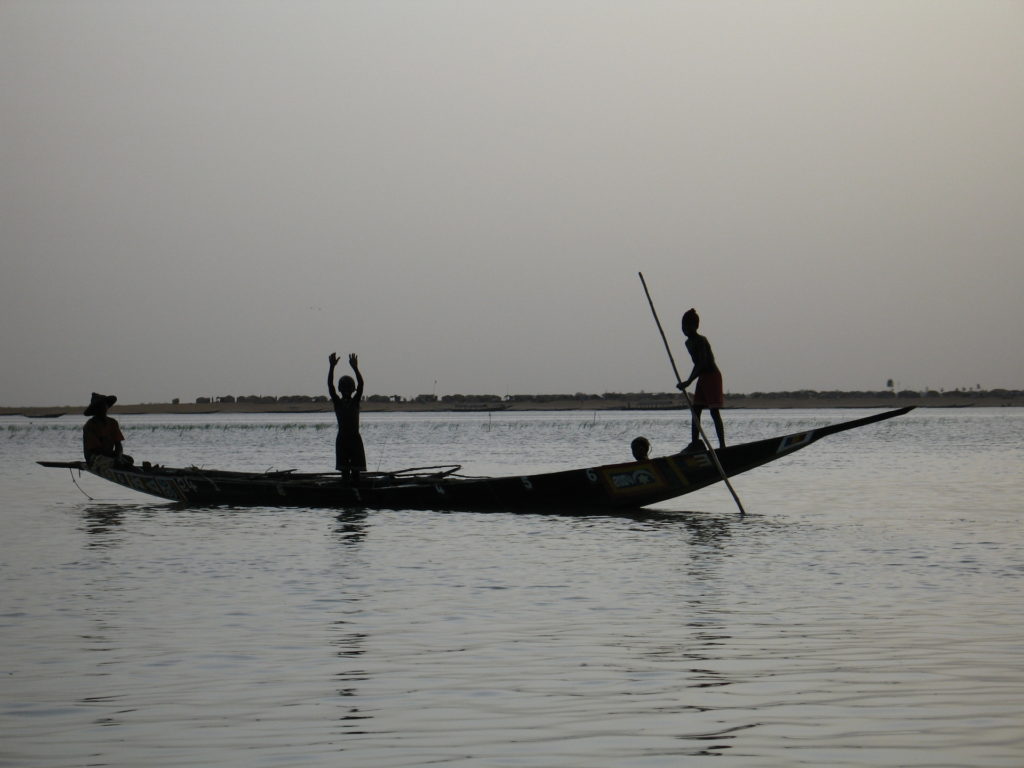 Mali, pêcheurs sur une barque